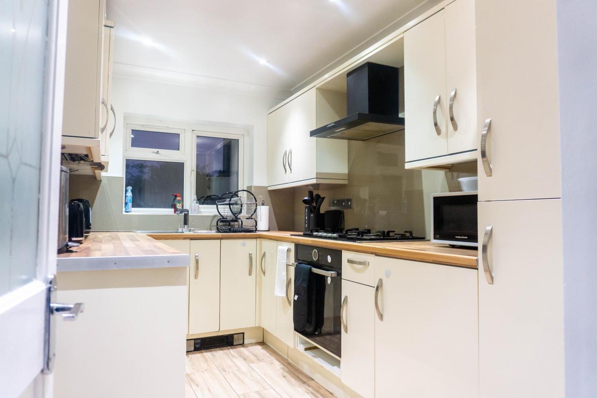 Apartamento Modern, Cozy 3-bed House In Perfect For Families, Contractors And Groups! Londres