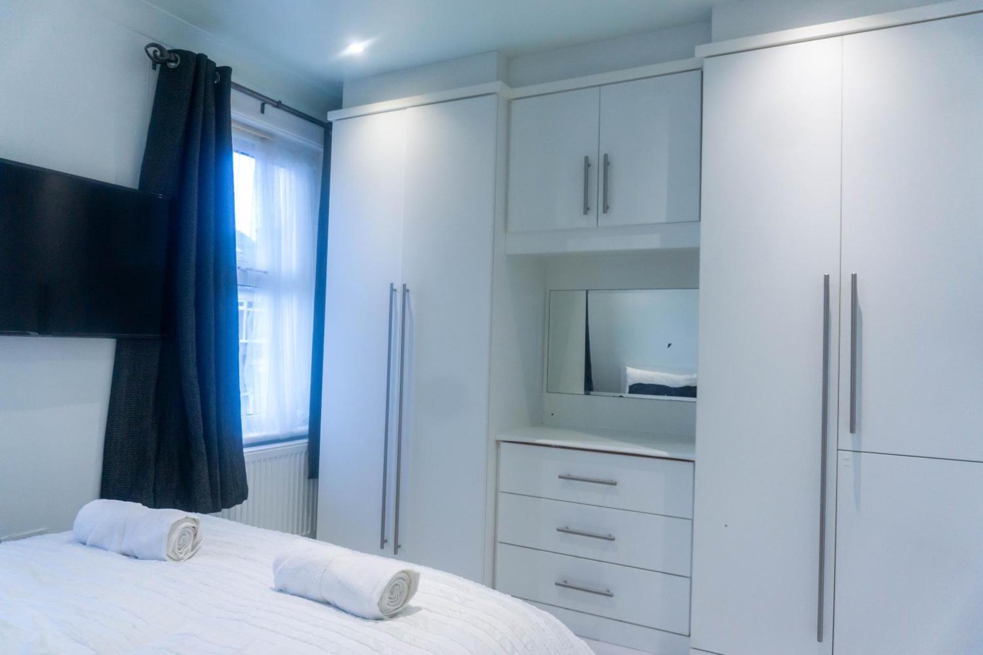Modern, Cozy 3-bed House In Perfect For Families, Contractors And Groups! * Londres