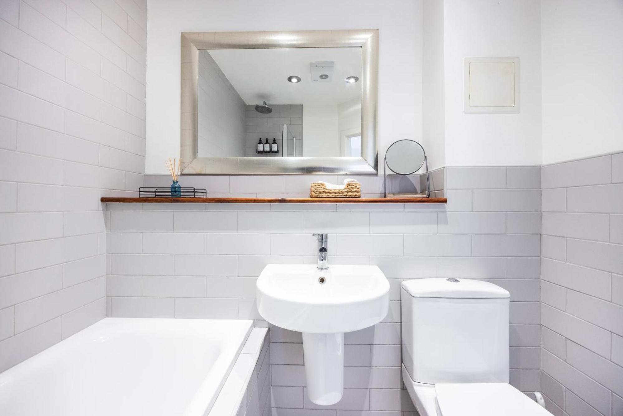 Cozy Haven - Bright 2br Apartment, Next To Major Station Appartement Londres