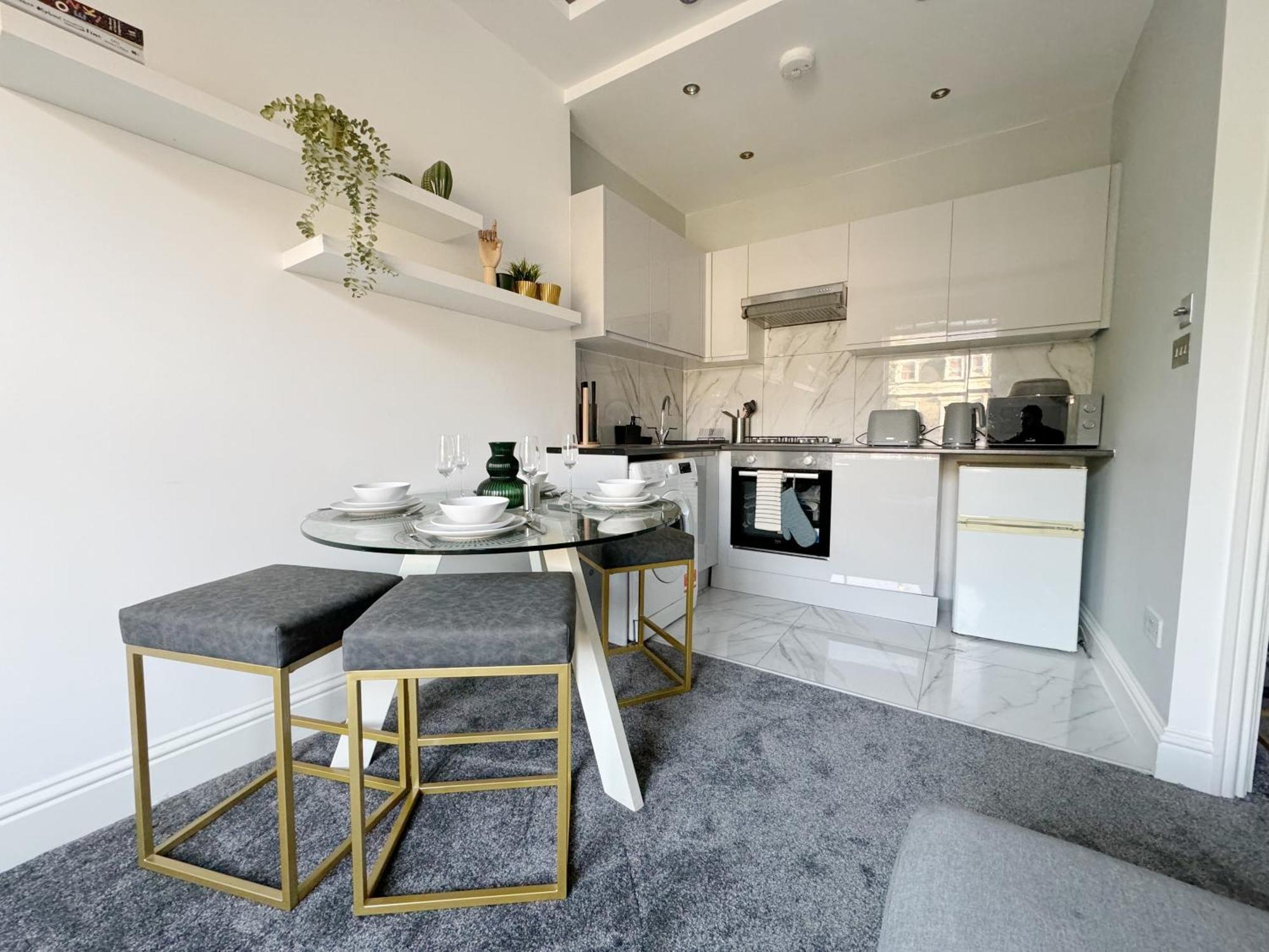 Stylish 2-bed Flat W Kitchen And Cosy Living Space Apartamento