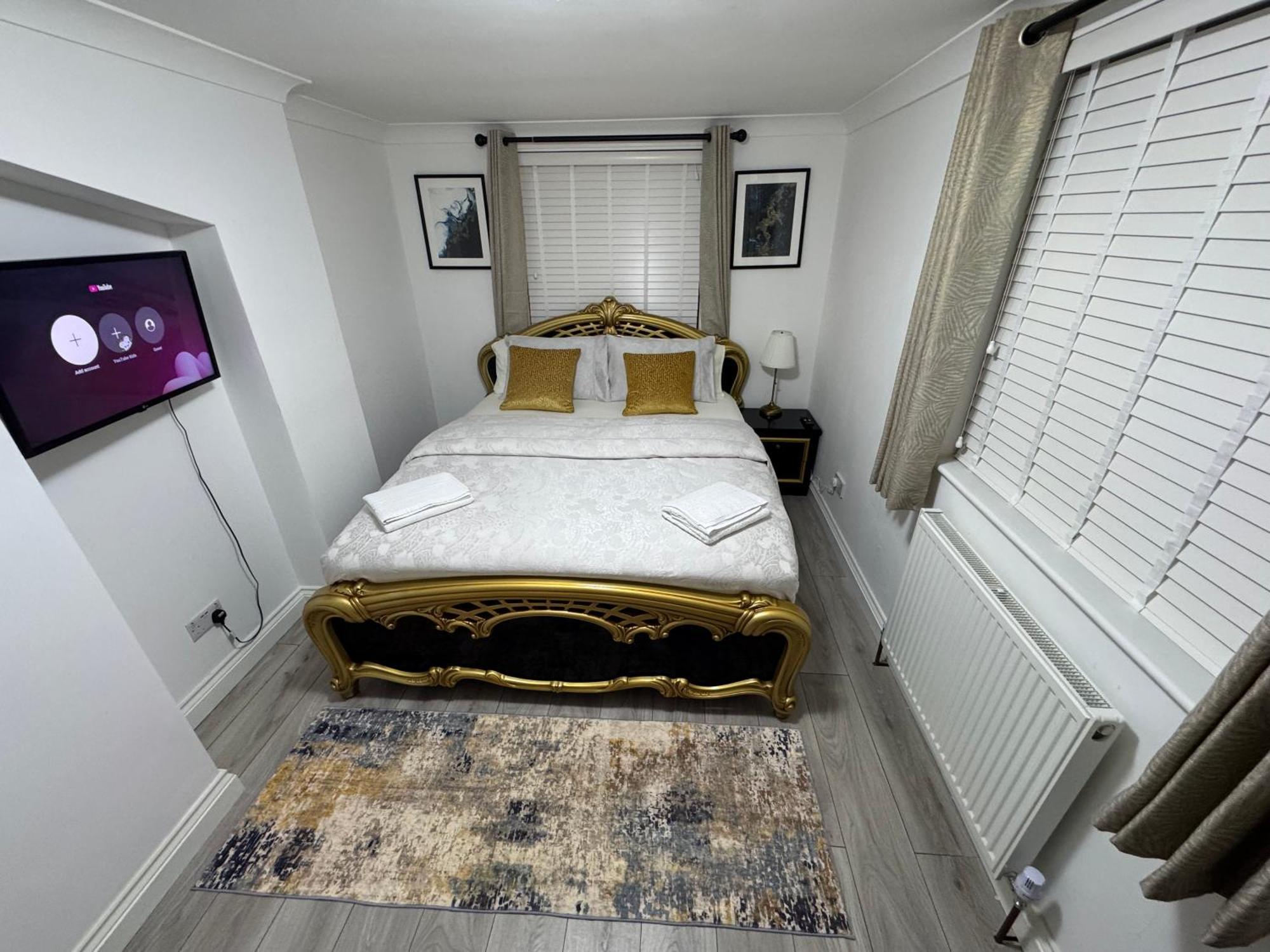 Apartment Modern 2-bed Flat Sleeps Up To 5 *