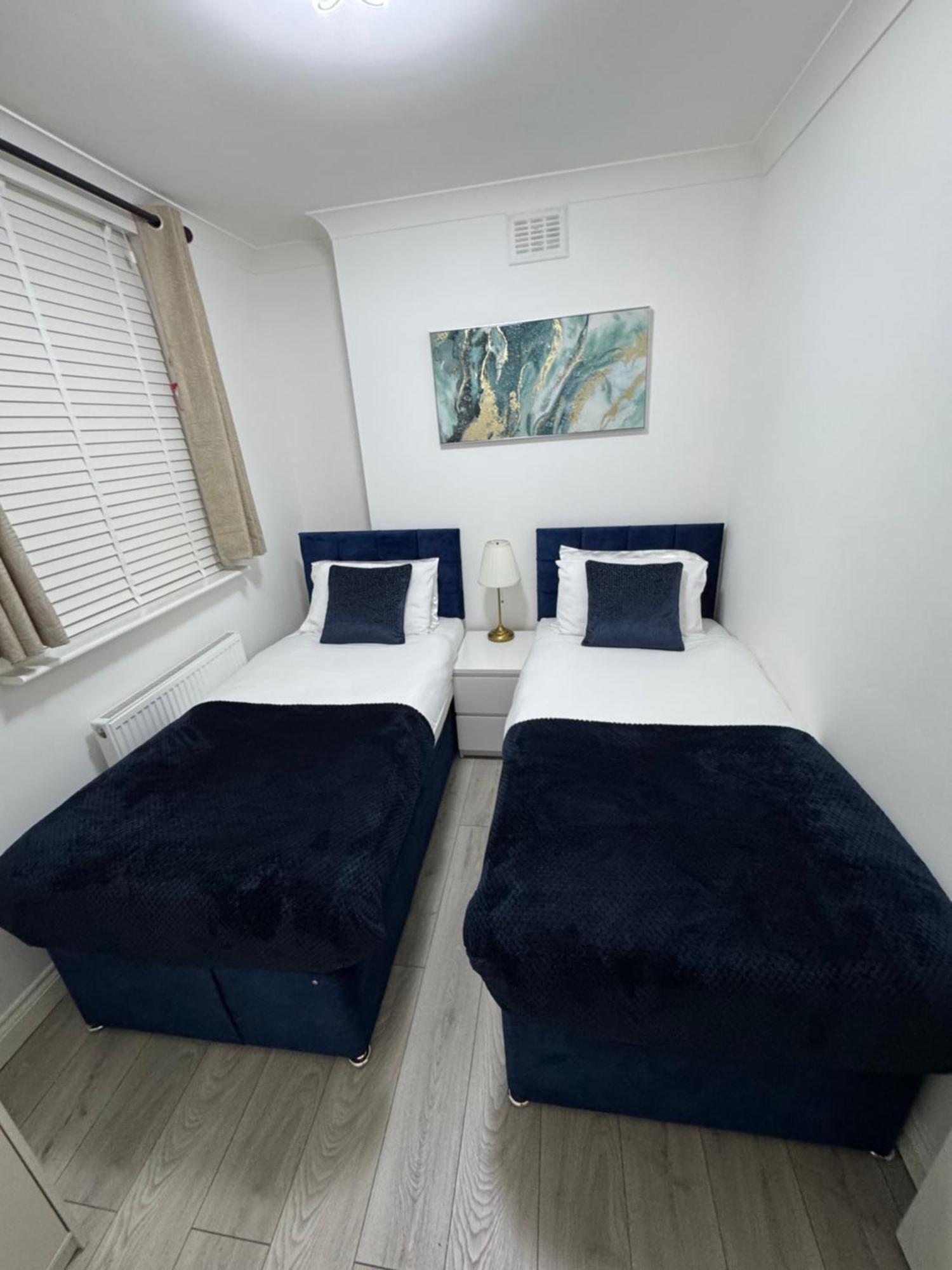 Apartment Modern 2-bed Flat Sleeps Up To 5 London