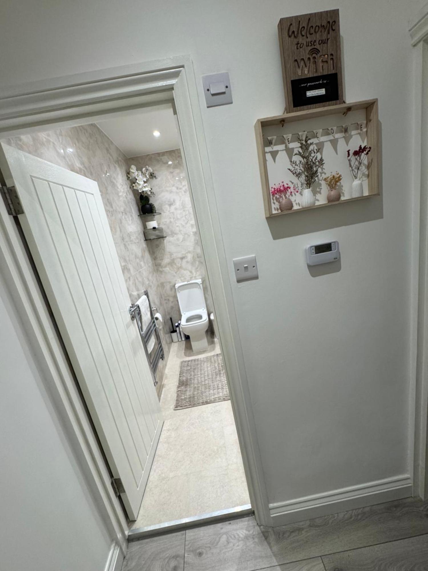 Modern 2-bed Flat Sleeps Up To 5 * London
