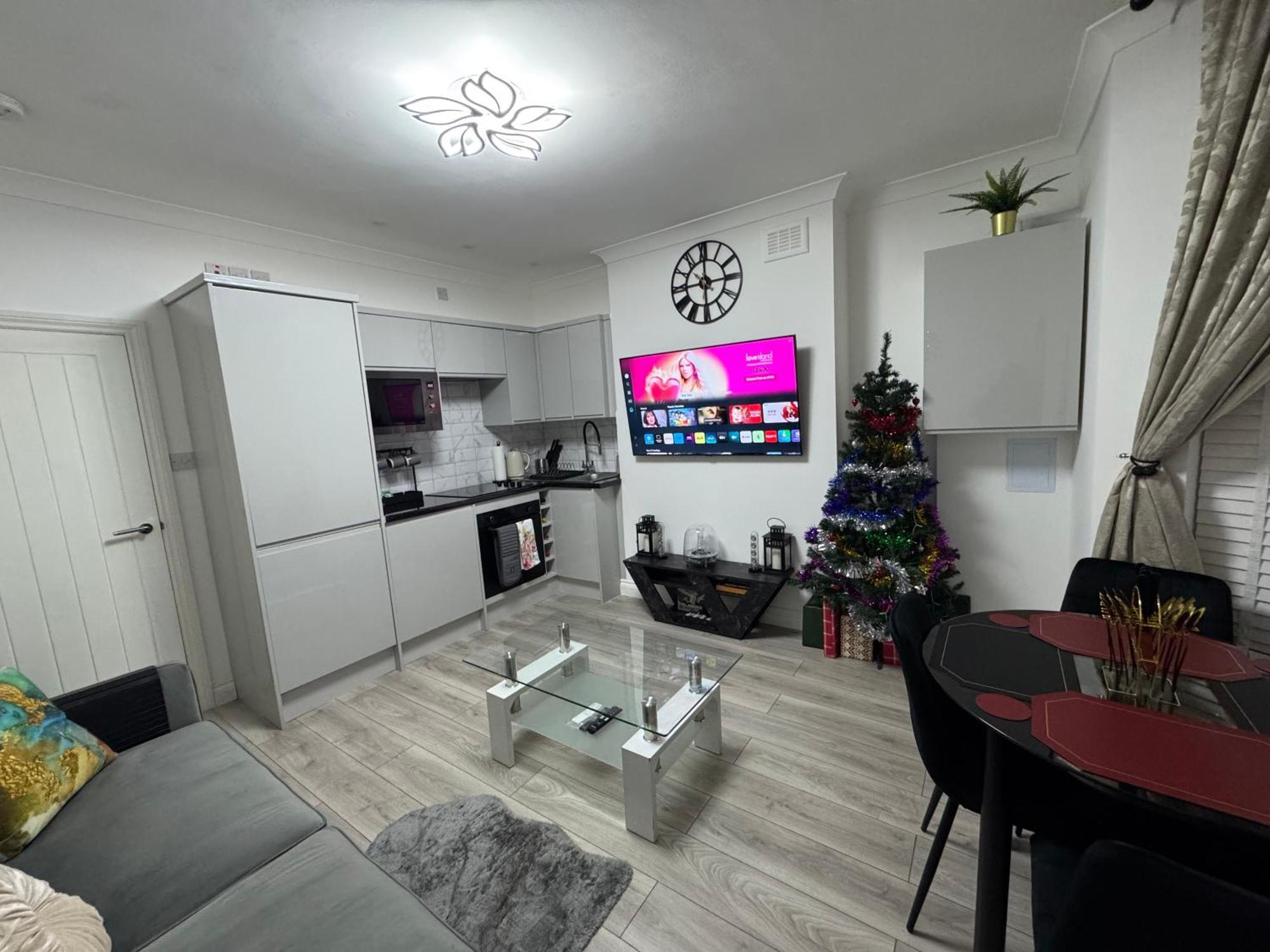 Modern 2-bed Flat Sleeps Up To 5 Apartment London