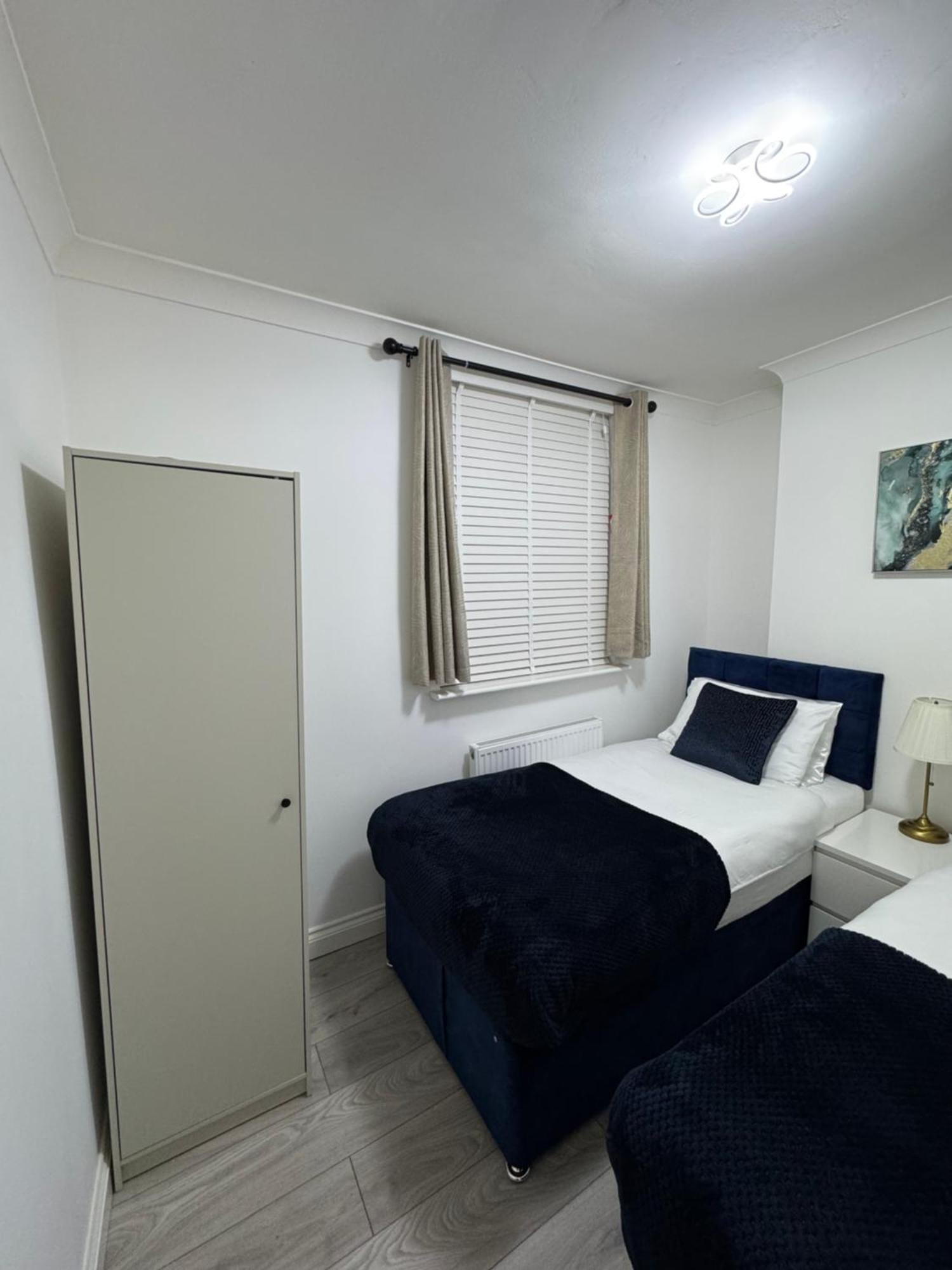Modern 2-bed Flat Sleeps Up To 5 * London