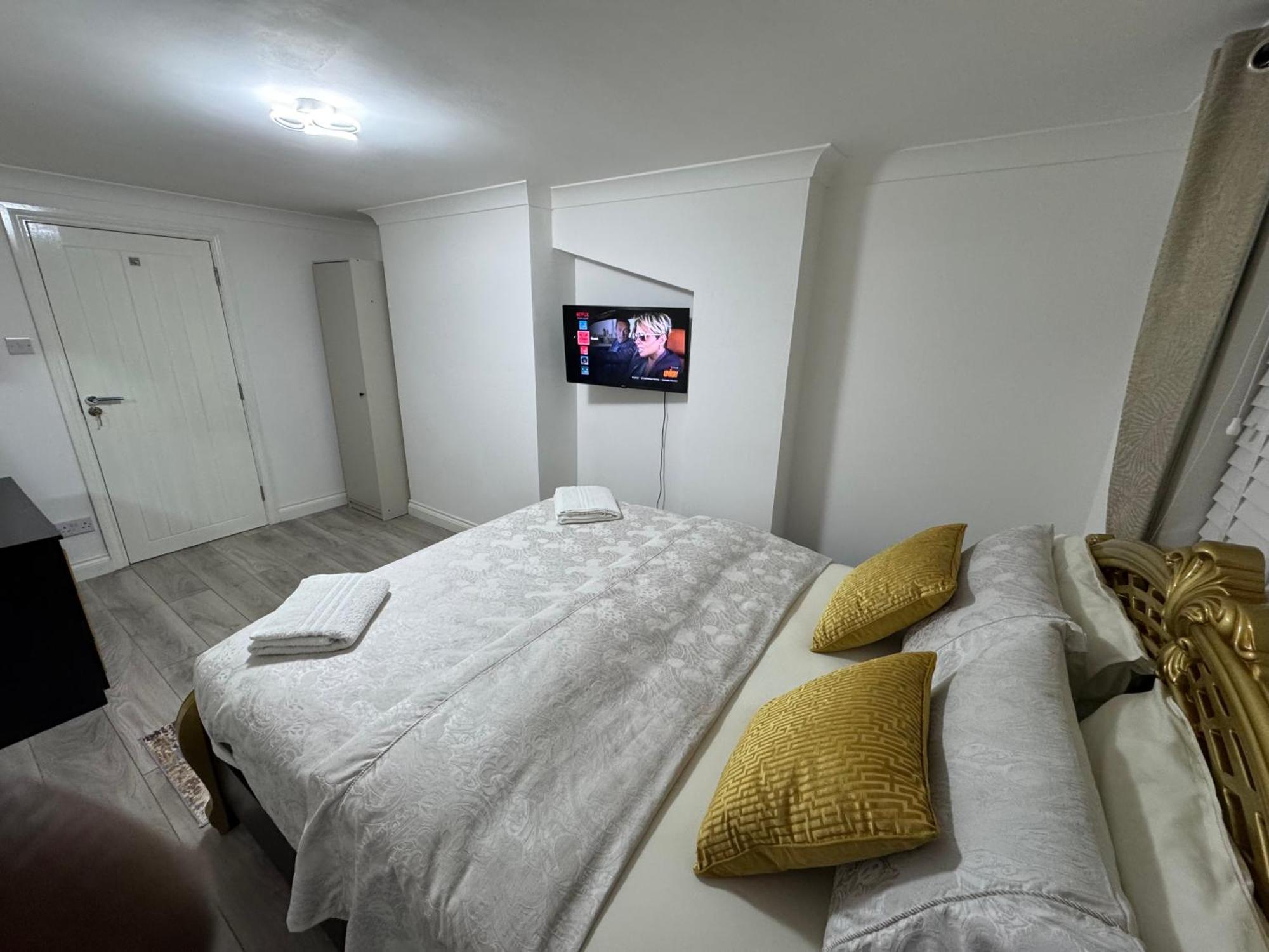 Modern 2-bed Flat Sleeps Up To 5