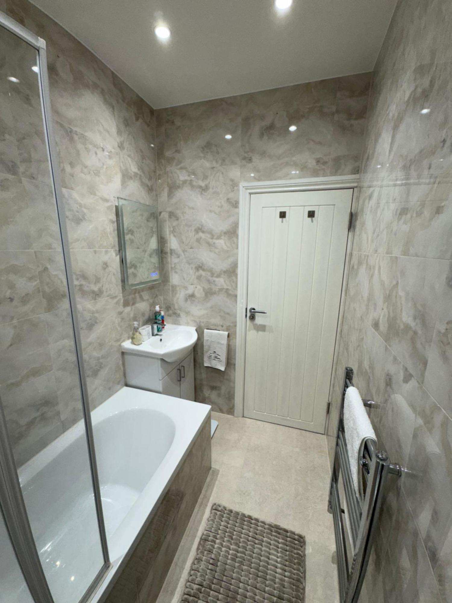 Apartment Modern 2-bed Flat Sleeps Up To 5 *