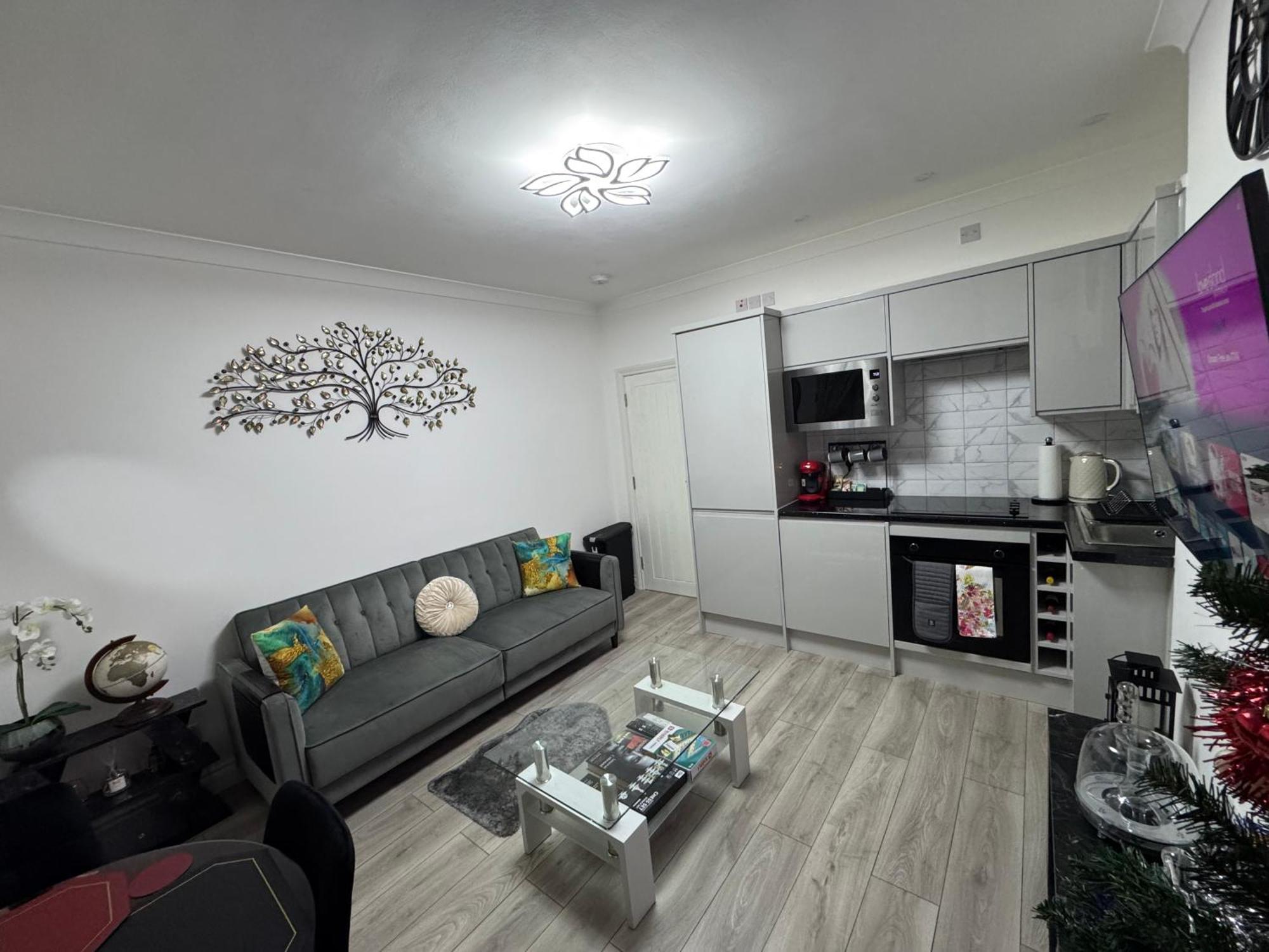 Modern 2-bed Flat Sleeps Up To 5 Apartment