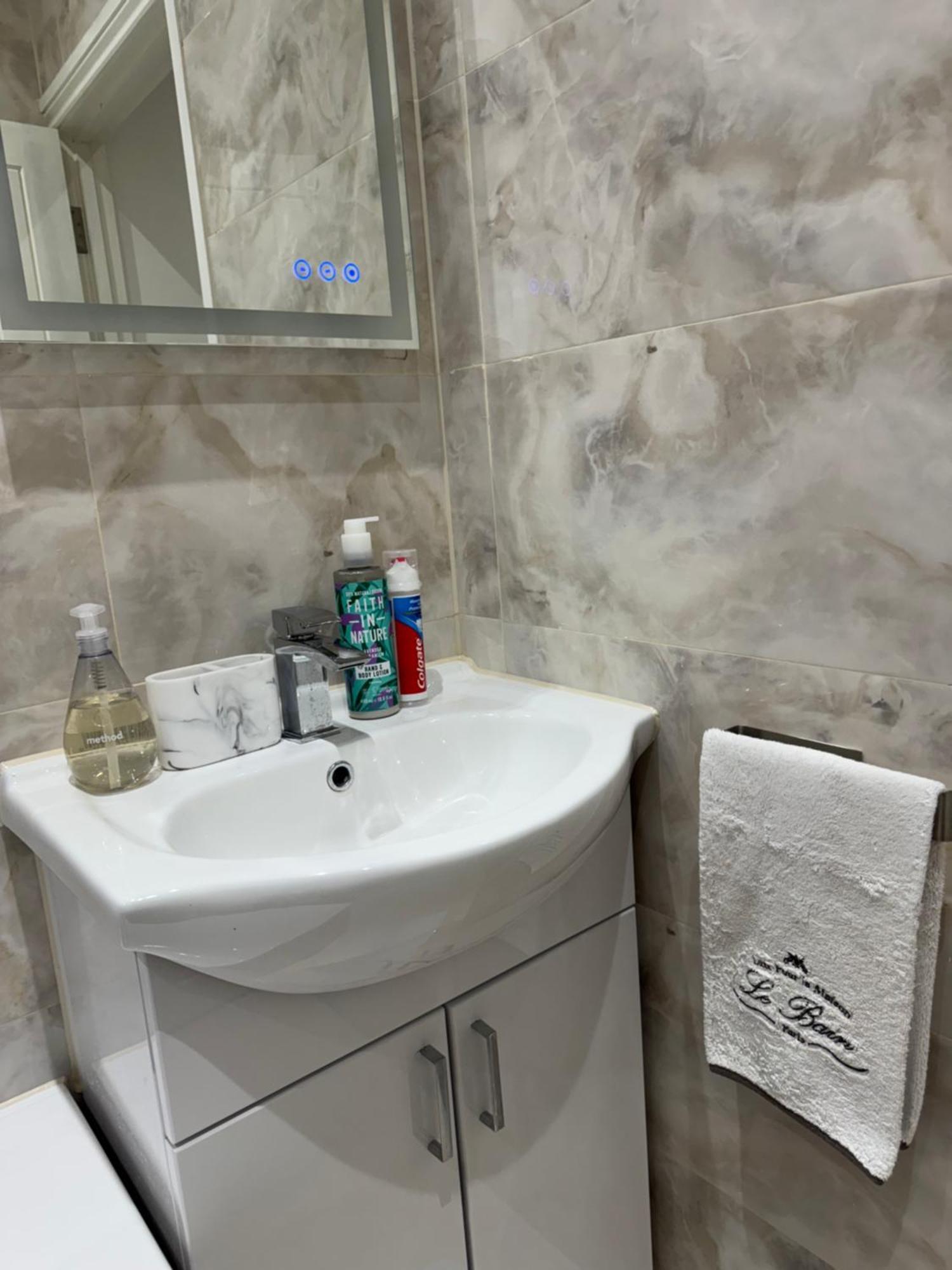 Apartment Modern 2-bed Flat Sleeps Up To 5 London
