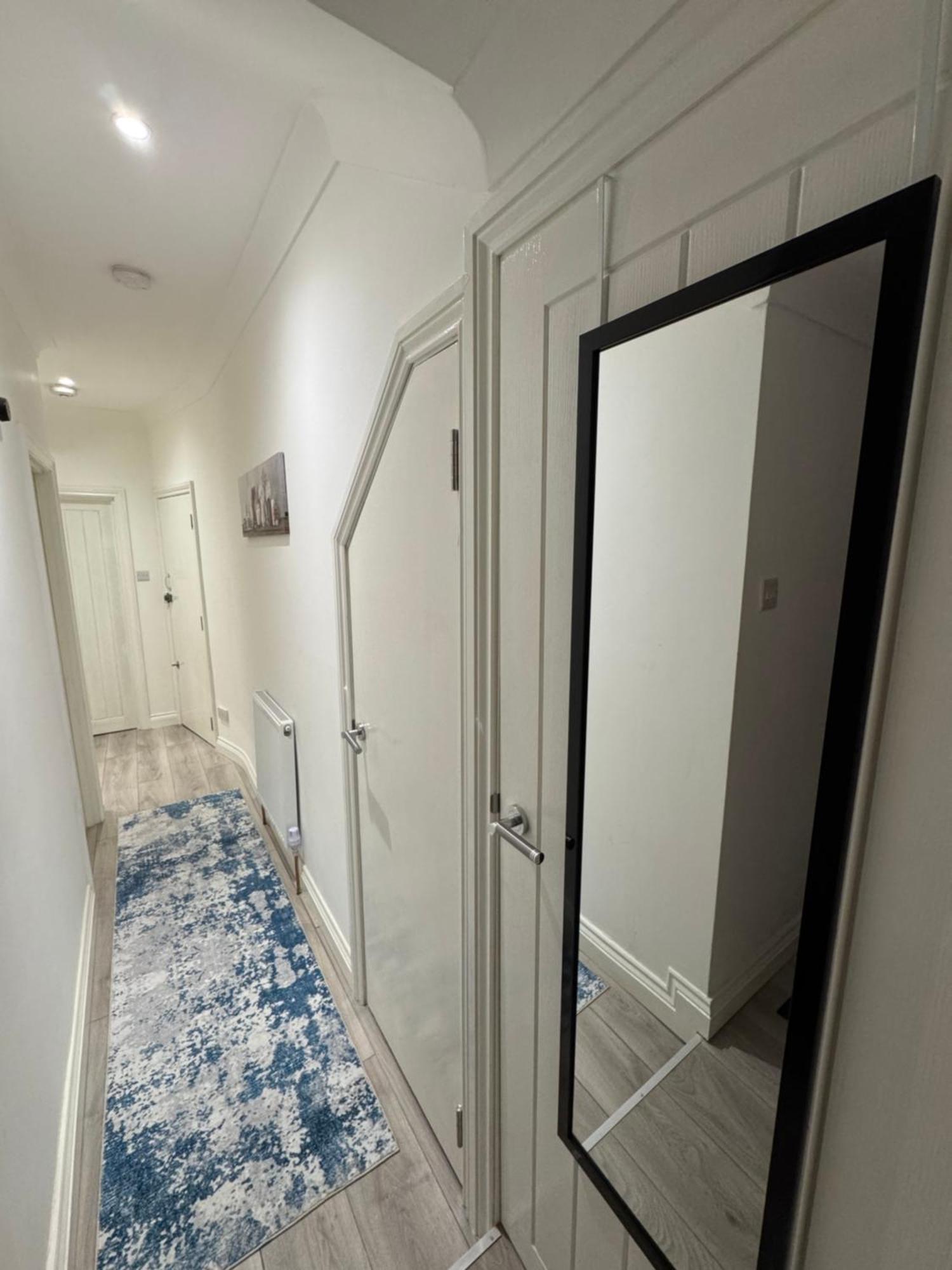 Modern 2-bed Flat Sleeps Up To 5 * London