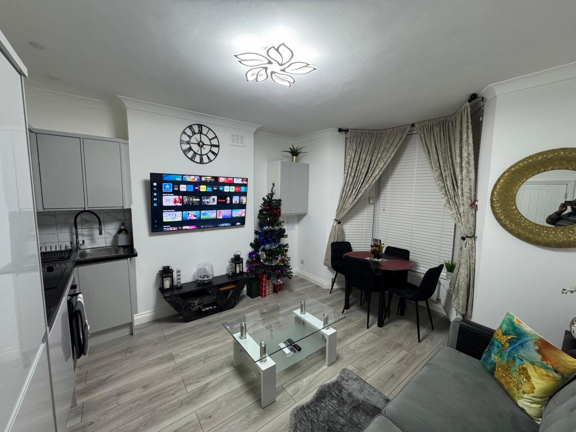 Apartment Modern 2-bed Flat Sleeps Up To 5 *