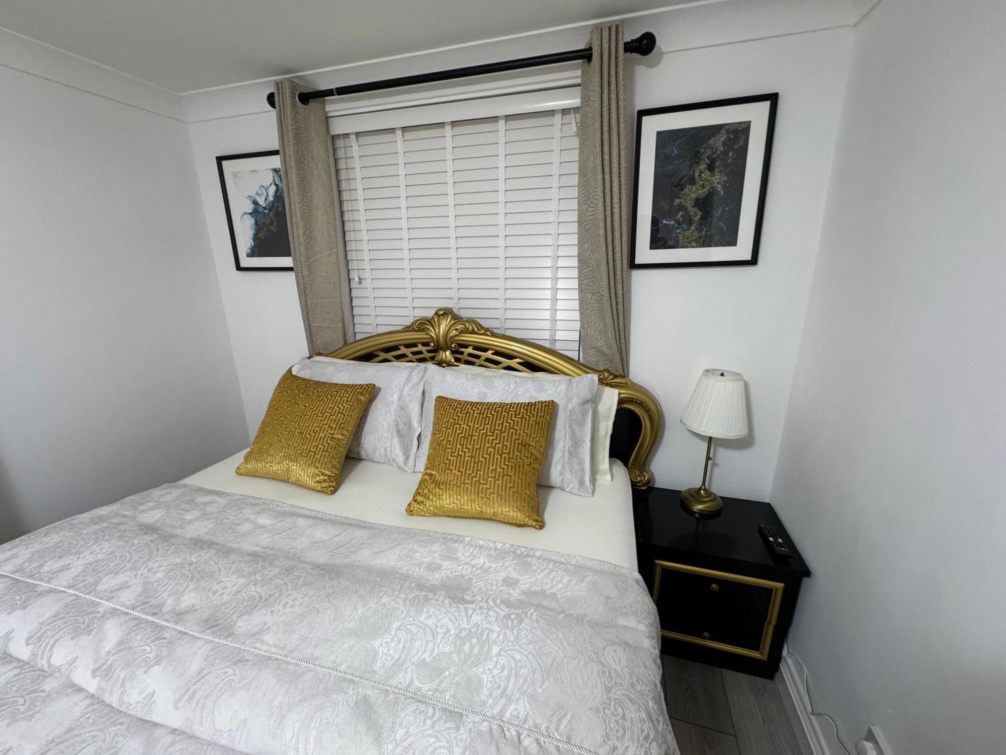 Modern 2-bed Flat Sleeps Up To 5 London