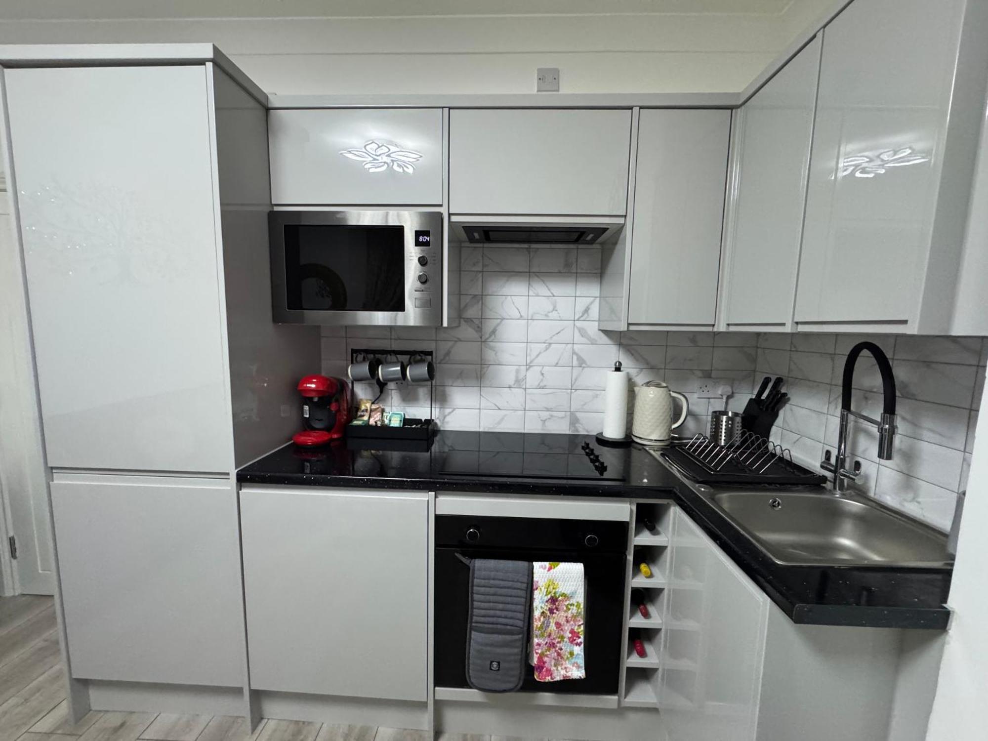 Modern 2-bed Flat Sleeps Up To 5 *