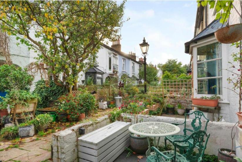 Hébergement de vacances Tranquil 2bed With Communal Garden Near Train Station *