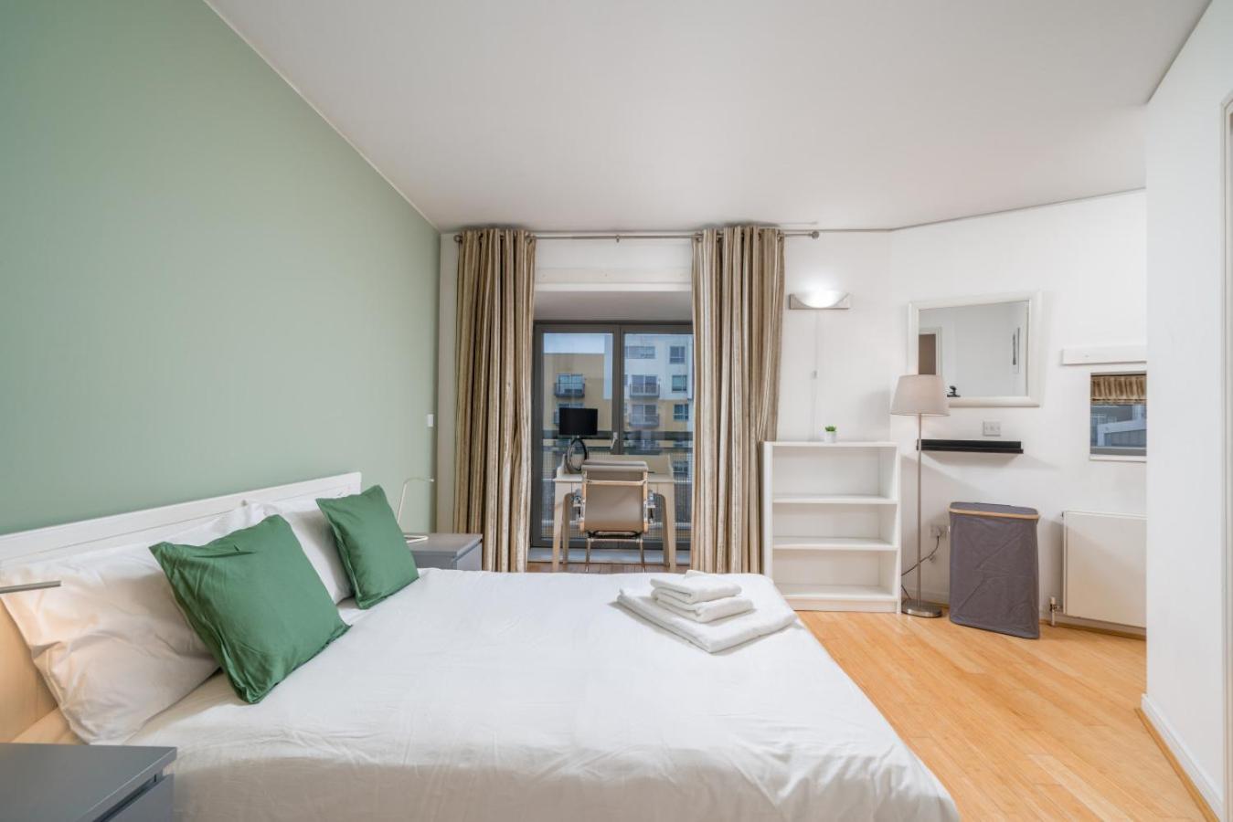 Lovely 3bd Flat, Parking, Sleeps Six Close To O2 *