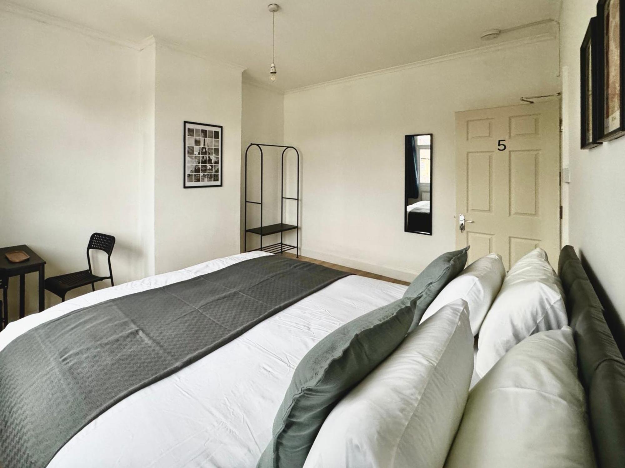 Pensión Maberic Housing West Gem Your Connection *