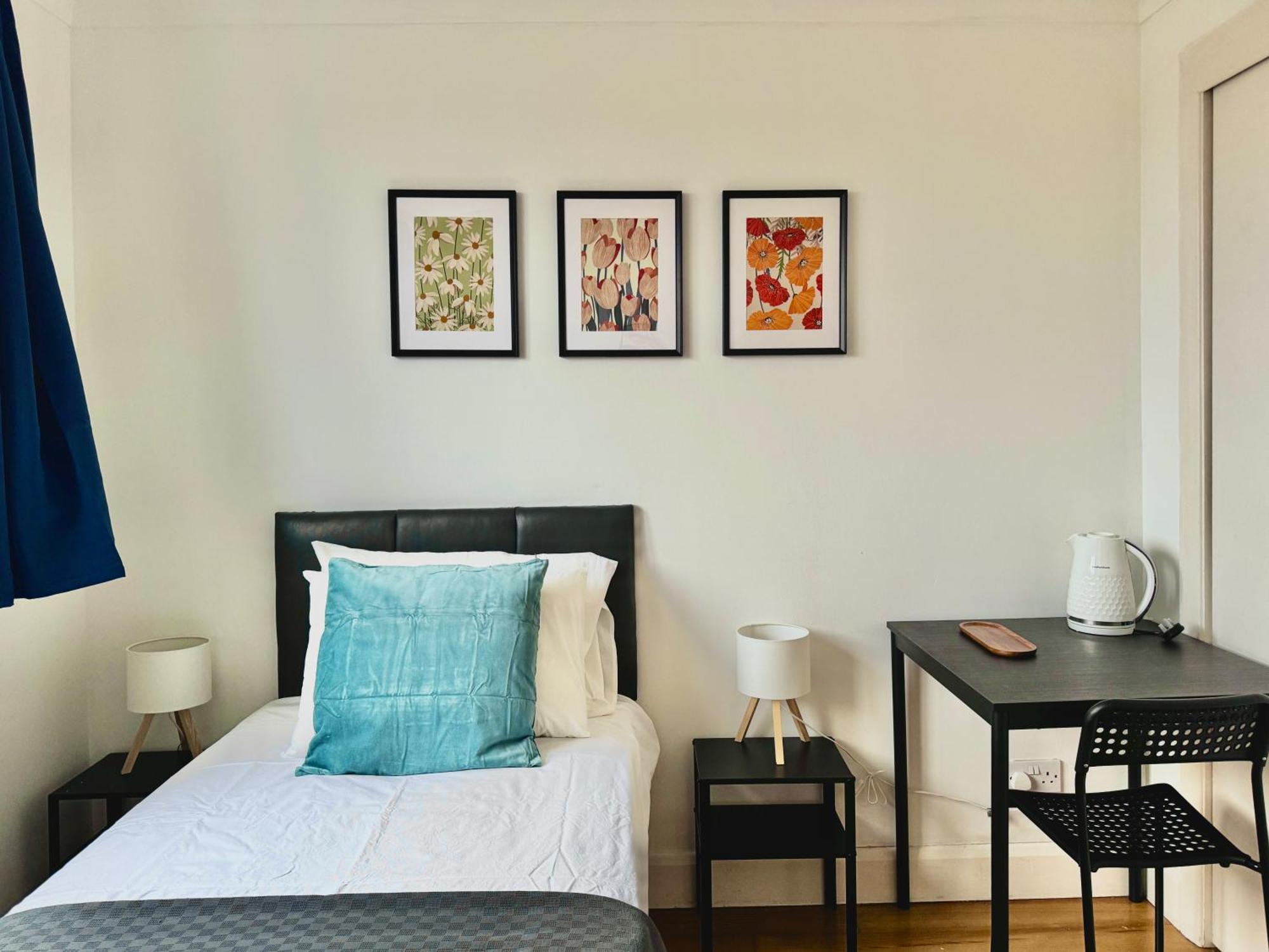 Pensión Maberic Housing West Gem Your Connection *