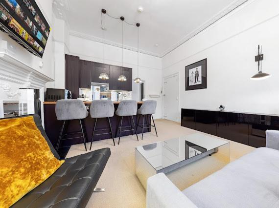 Portobello Large Snug London