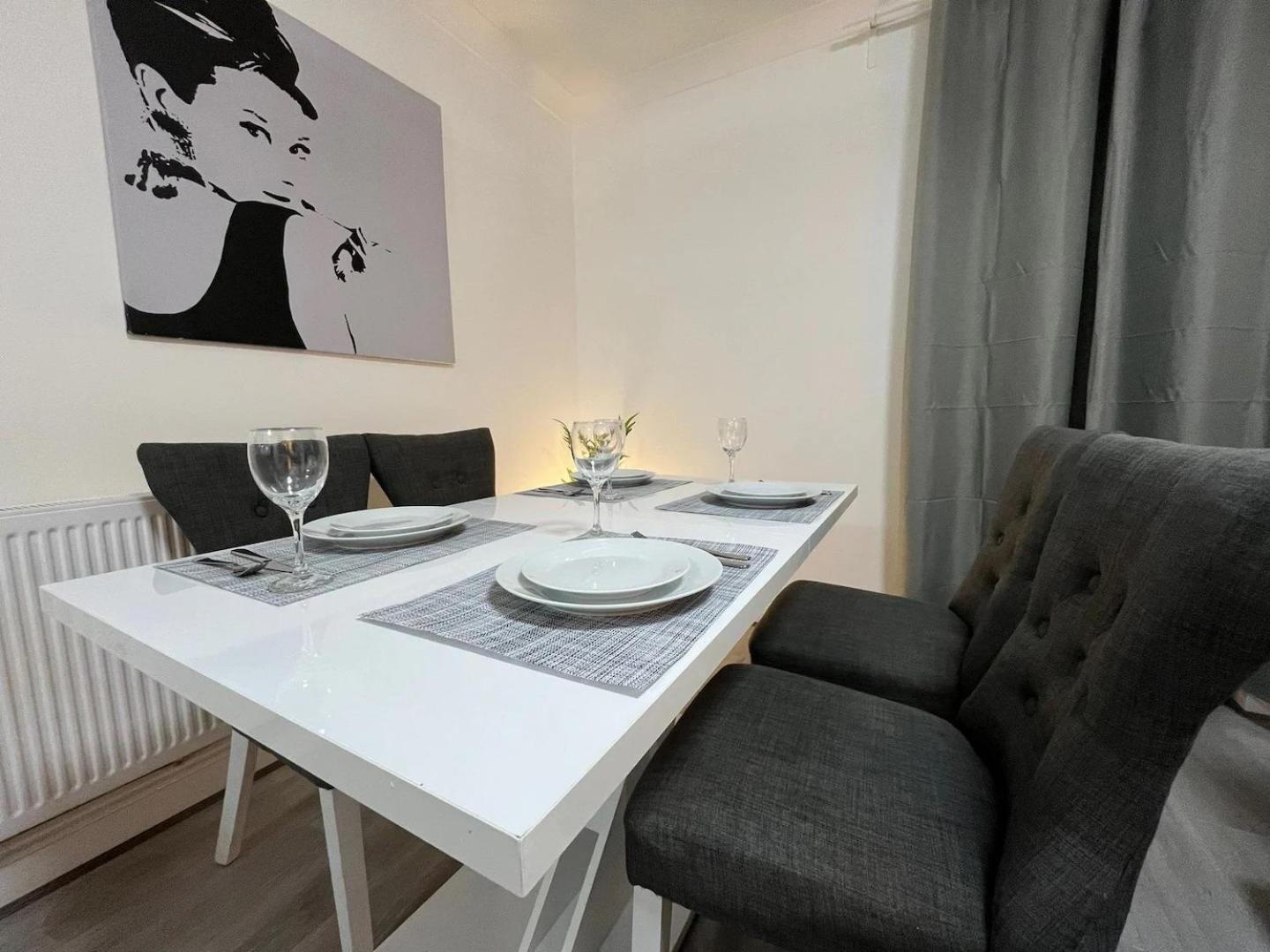 Stylish Getaway In Apartment