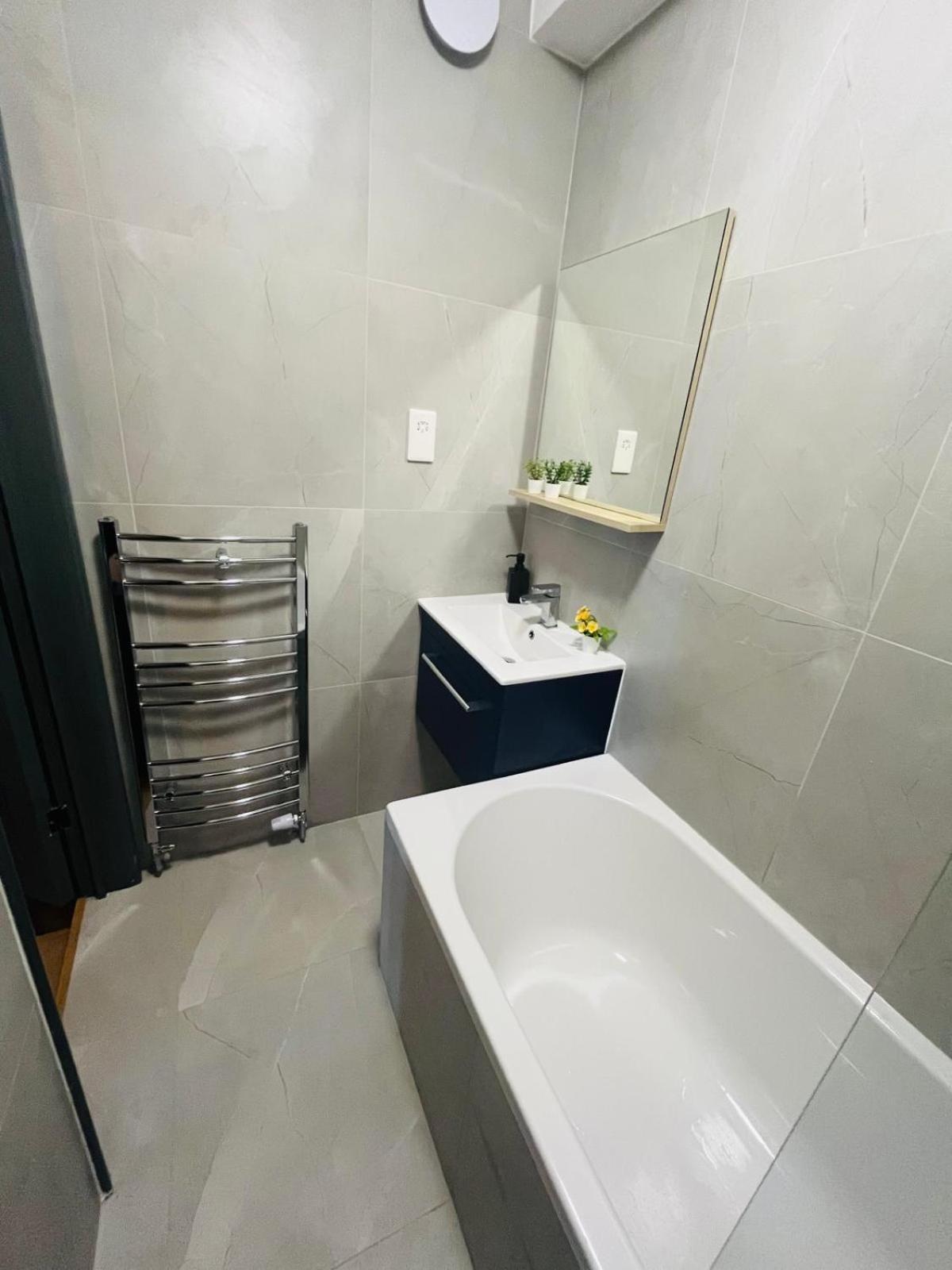 Kilburn Guest 167 *
