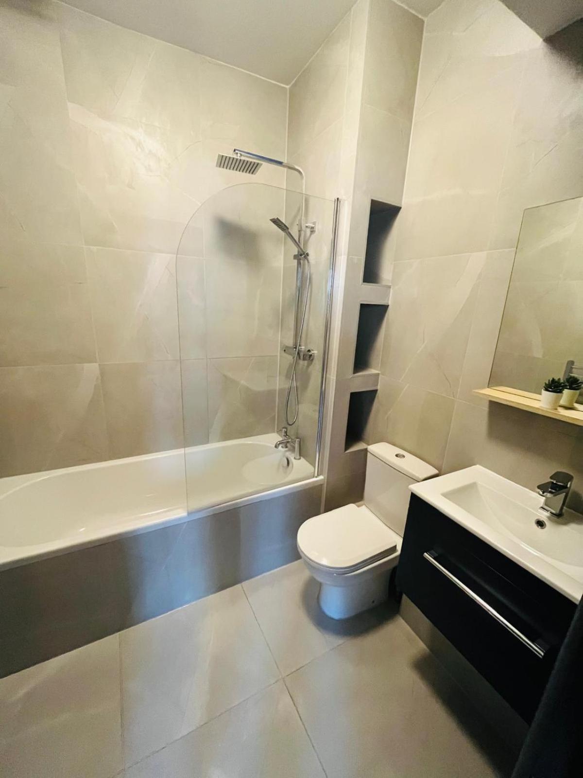 Kilburn Guest 167