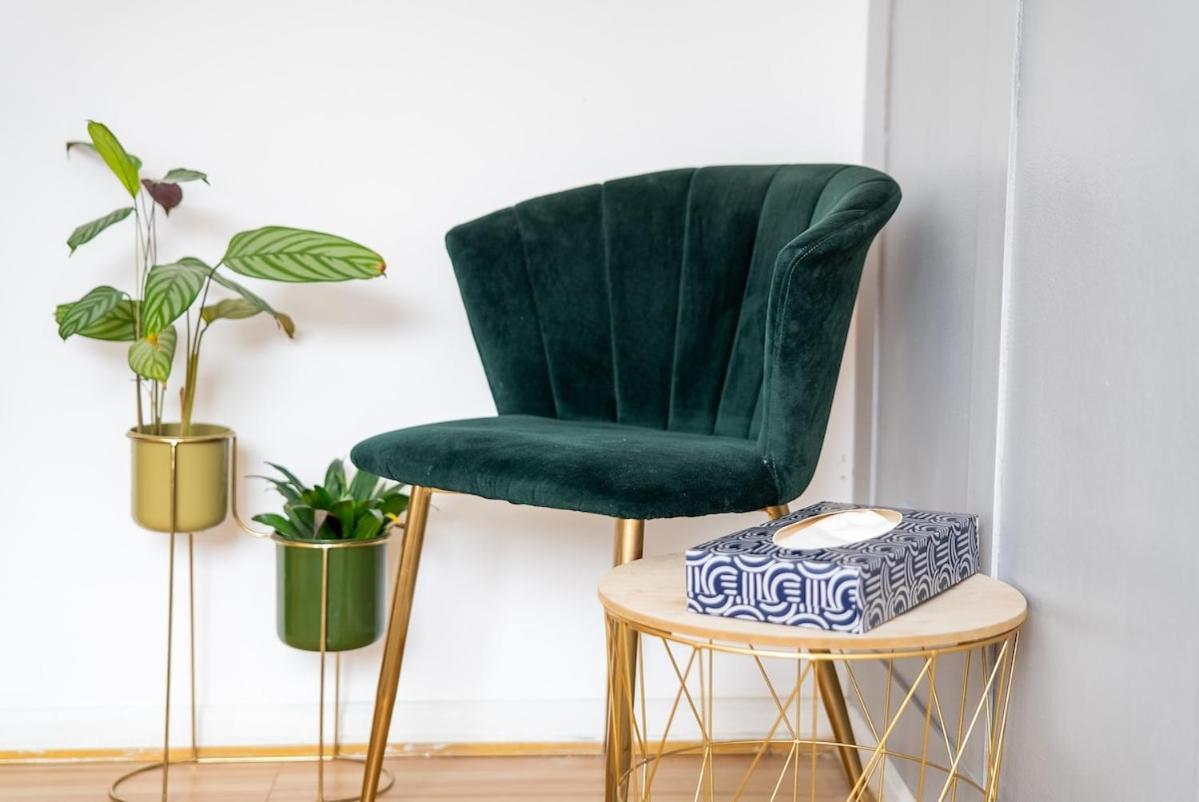 Large Cozy 4 Bedroom House In London