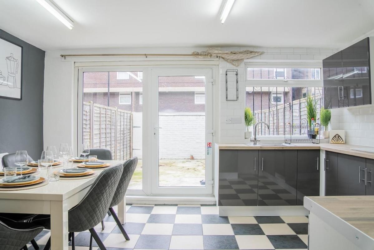 Large Cozy 4 Bedroom House In Holiday home London