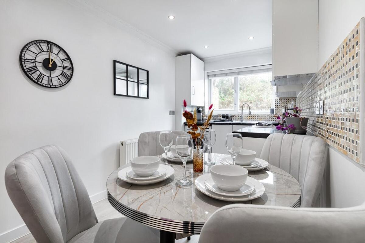 Modern Two Bed With Free Gated Parking Space Appartement Londres