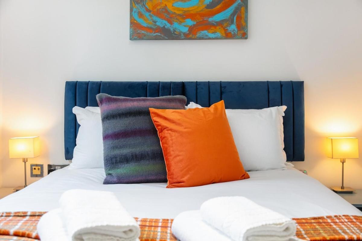 Modern Two Bed With Free Gated Parking Space Appartement *