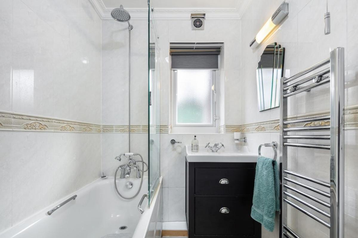 Modern Two Bed With Free Gated Parking Space Appartement
