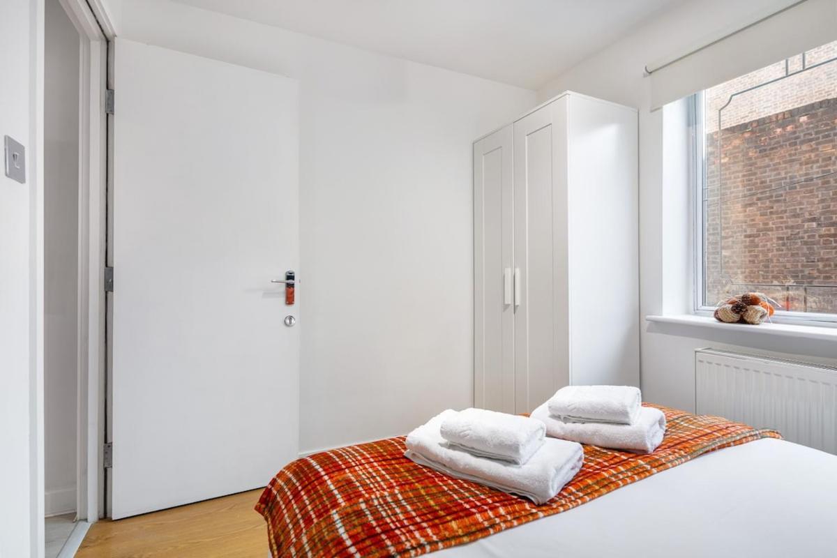 Modern Two Bed With Free Gated Parking Space Appartement Londres