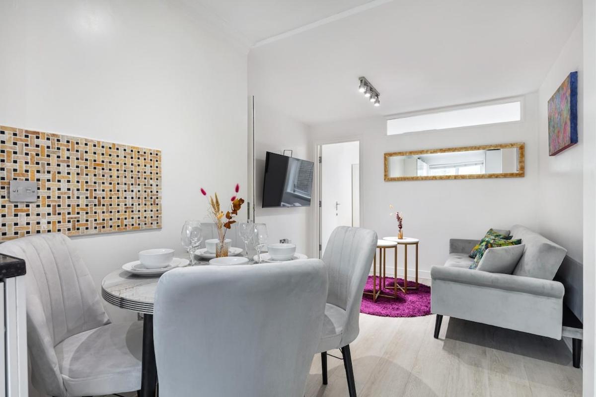 Modern Two Bed With Free Gated Parking Space Appartement *
