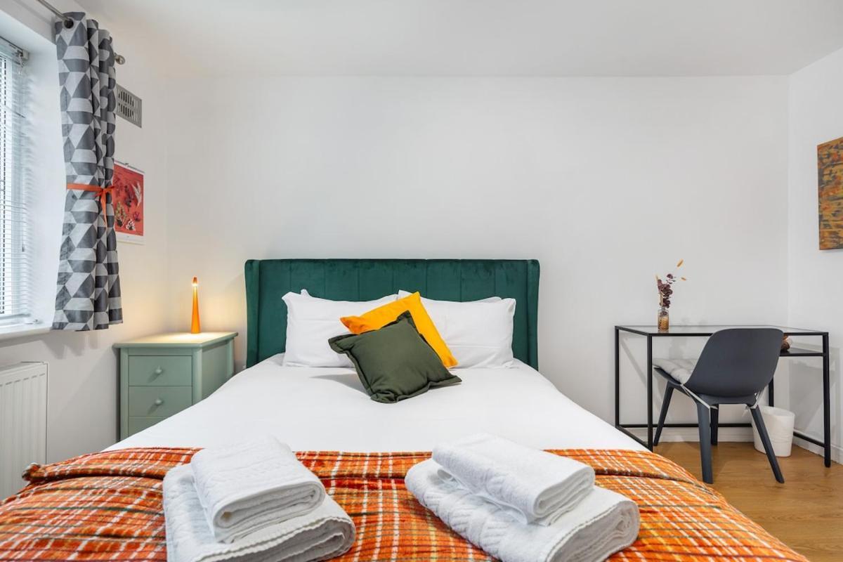 Appartement Modern Two Bed With Free Gated Parking Space *