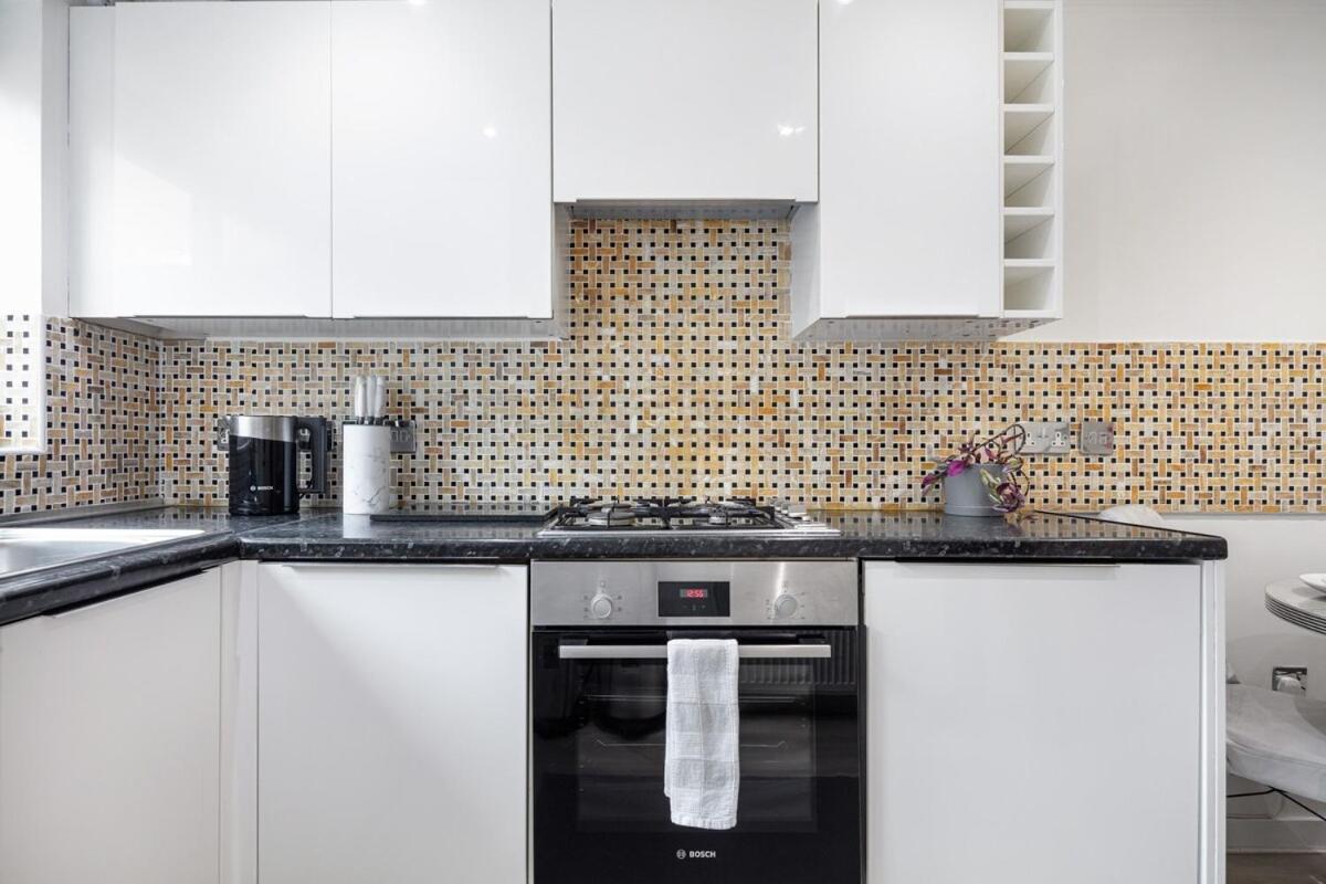 Appartement Modern Two Bed With Free Gated Parking Space