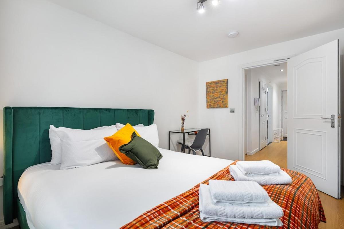Modern Two Bed With Free Gated Parking Space Appartement *