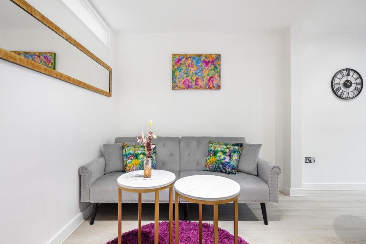 Modern Two Bed With Free Gated Parking Space Appartement Londres
