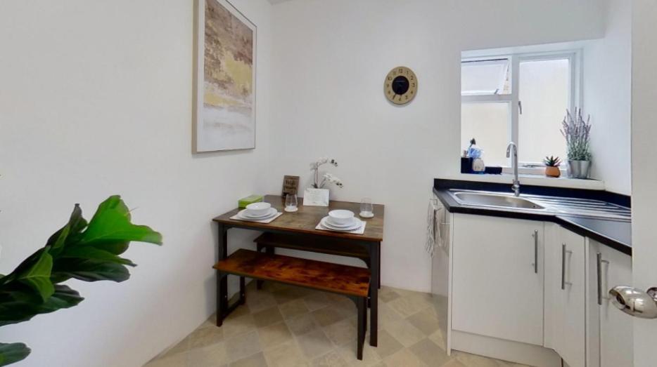 Boutique Flat Sw12, London
