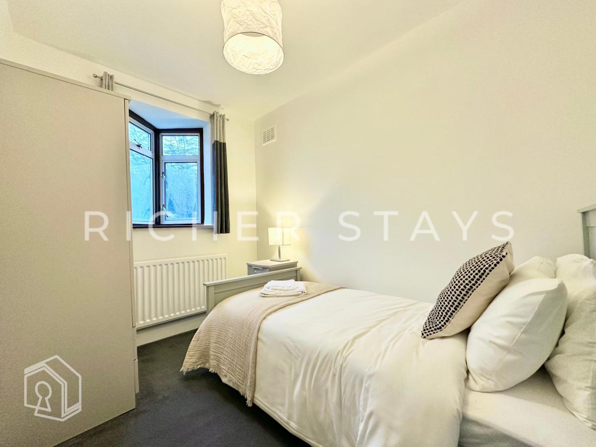 Wembley Large 4-bedroom House, Driveway And Garden Hébergement de vacances *