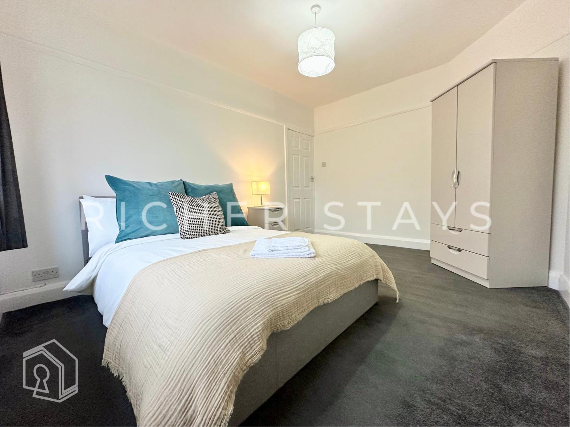 Hébergement de vacances Wembley Large 4-bedroom House, Driveway And Garden *