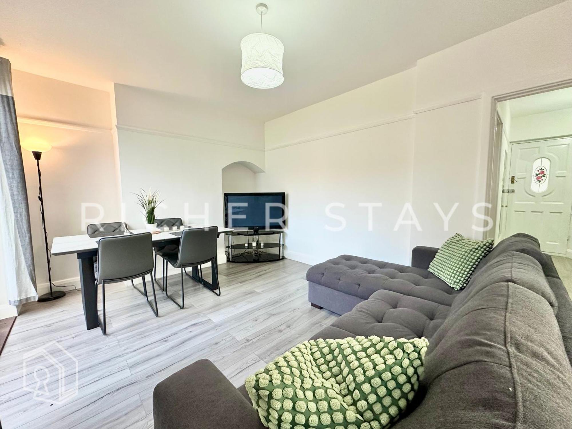 Wembley Large 4-bedroom House, Driveway And Garden Hébergement de vacances *