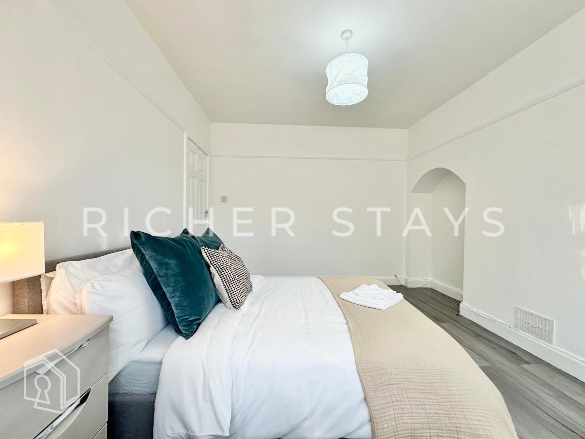Wembley Large 4-bedroom House, Driveway And Garden Hébergement de vacances *