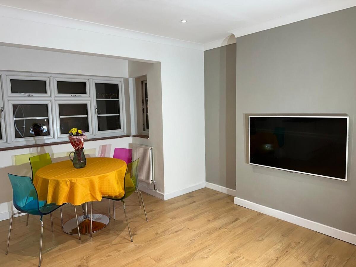 Newly Refurbished Two Bedrooms Flat Londres