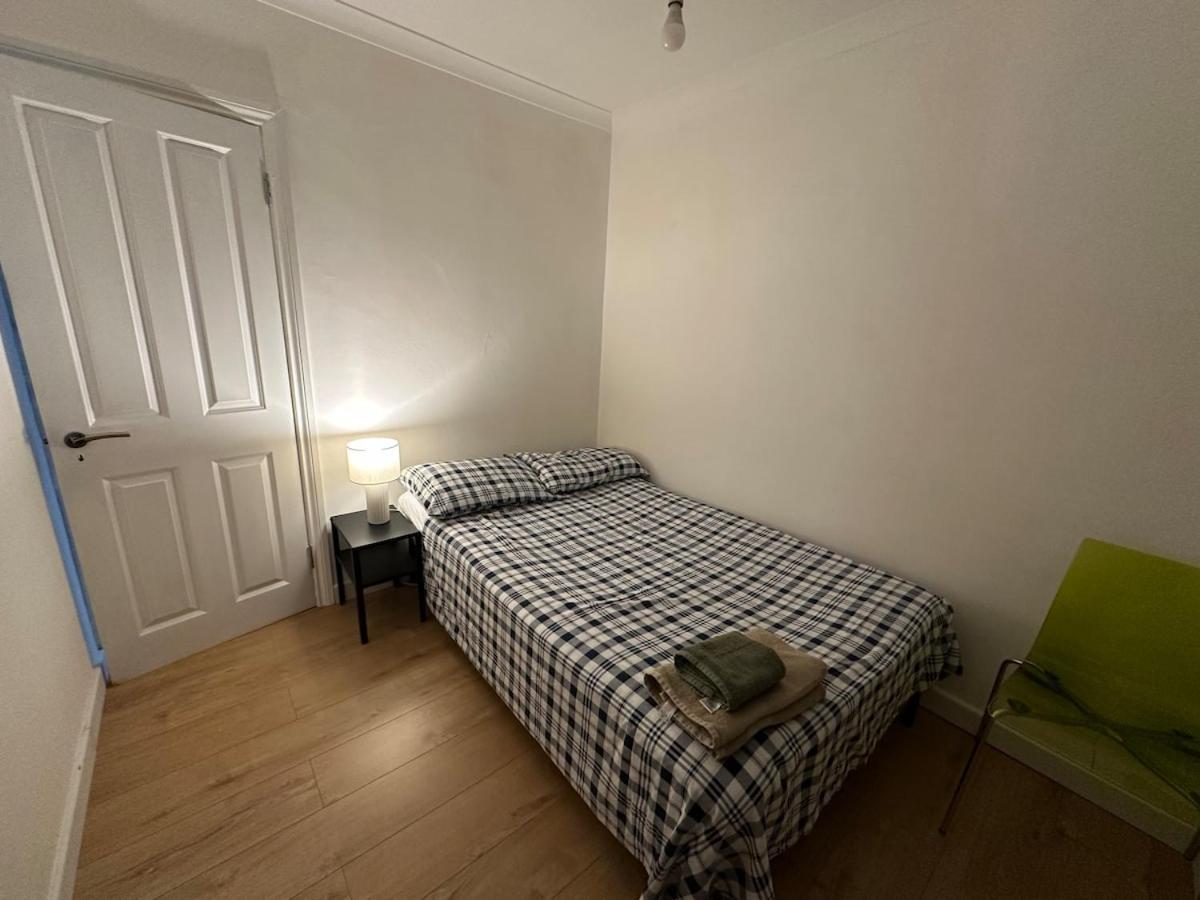 Newly Refurbished Two Bedrooms Flat Londres