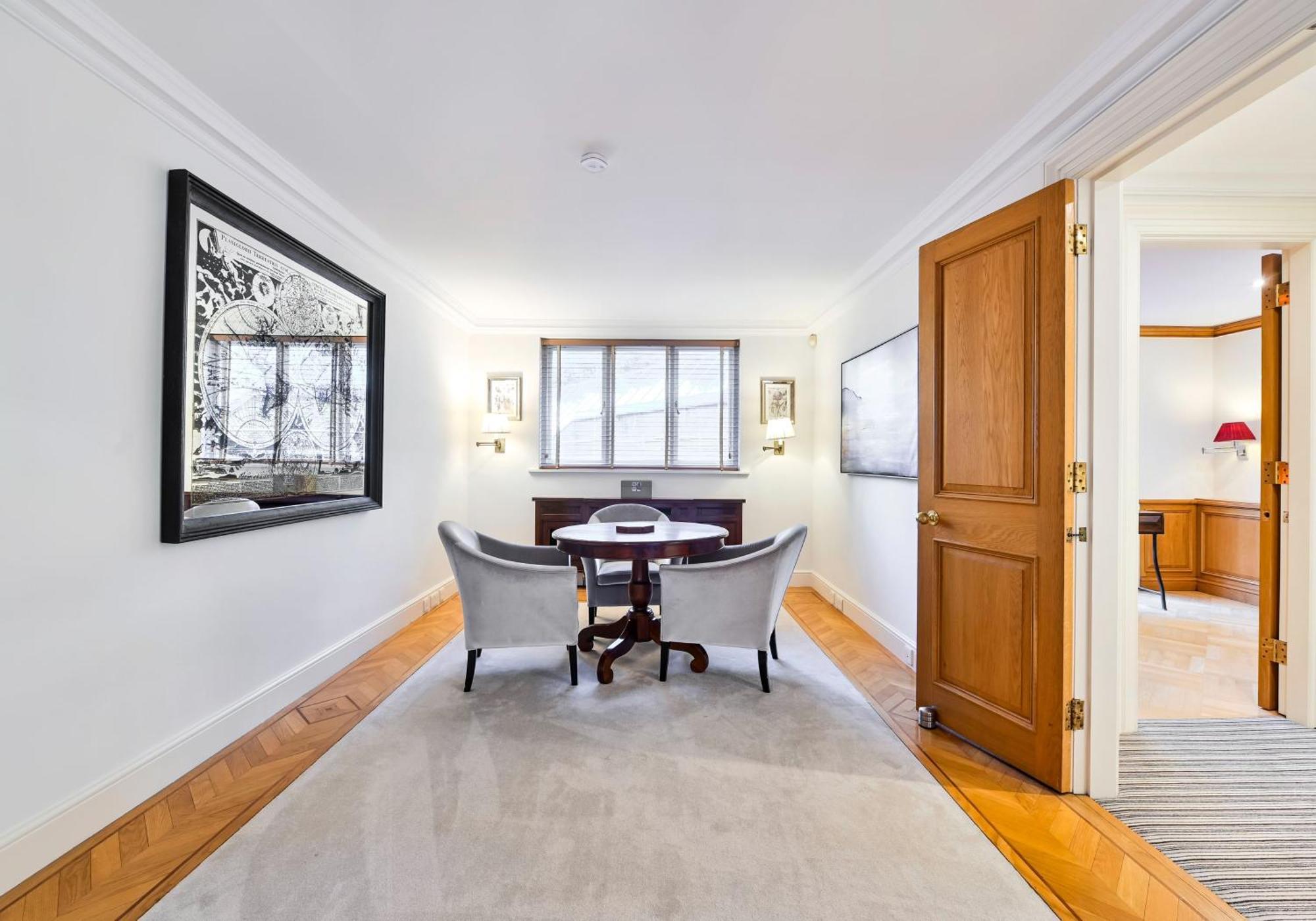 Exclusive Knightsbridge Townhouse With Parking Londres