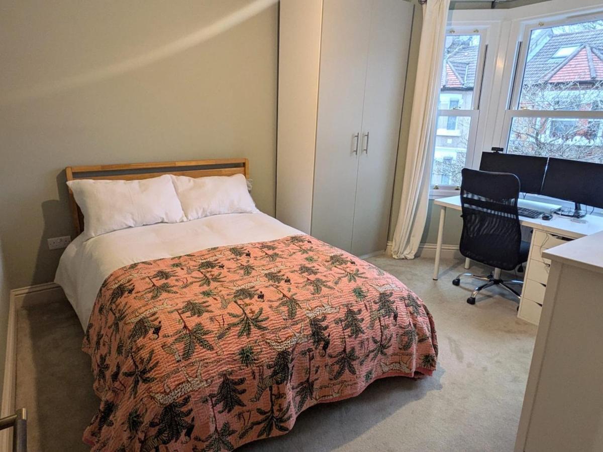Newly Refurbed House, Barons Court Hébergement de vacances Londres