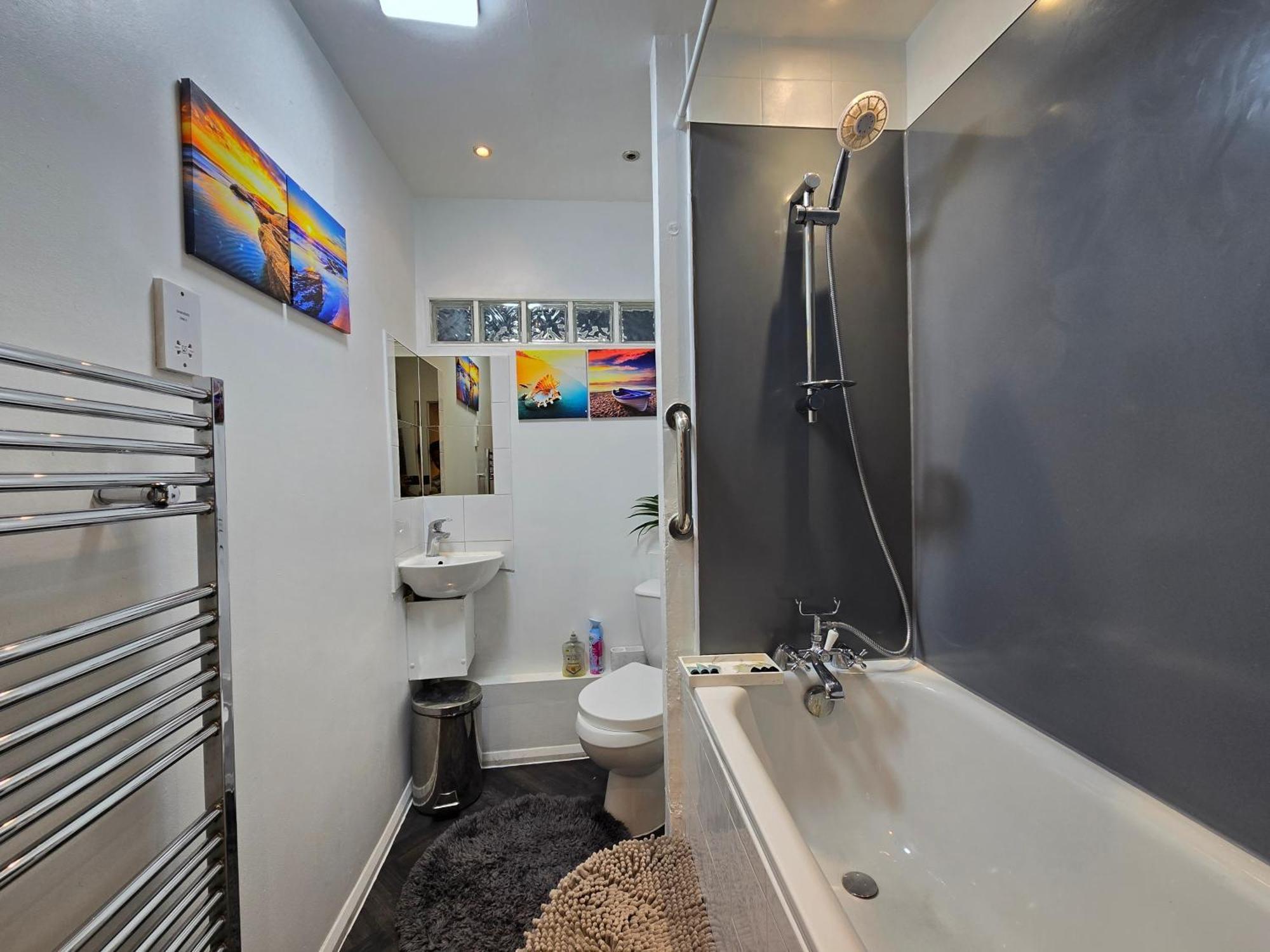 Cozy 4 Bedroom House In The Heart Of Brixton Hébergement de vacances *