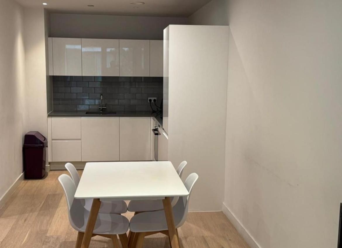 2 Bed By Excel * Londen
