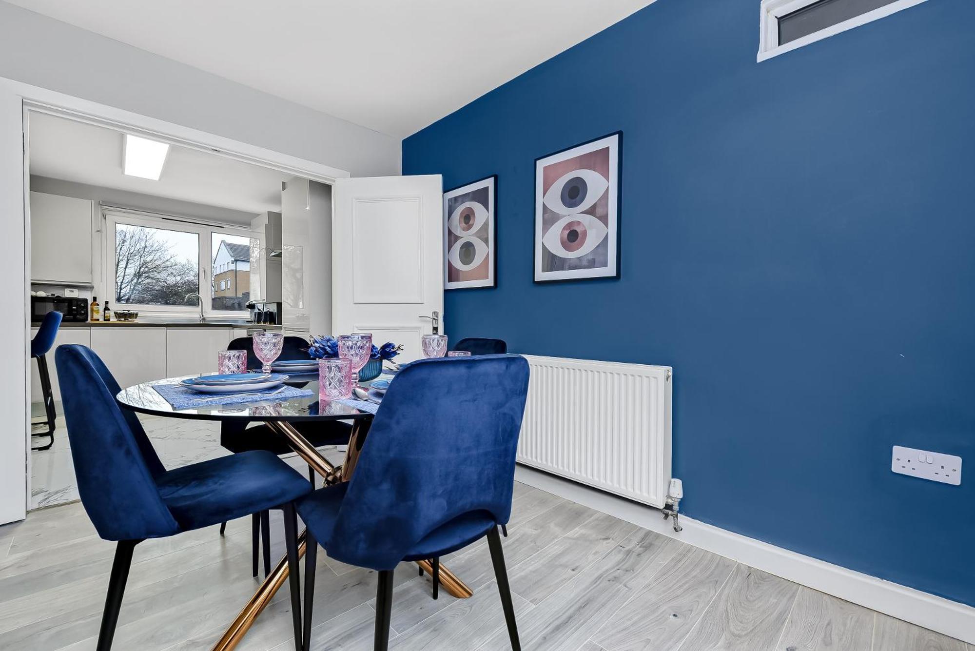 Lovely 4 Bedroom With Outdoor Space Appartement *