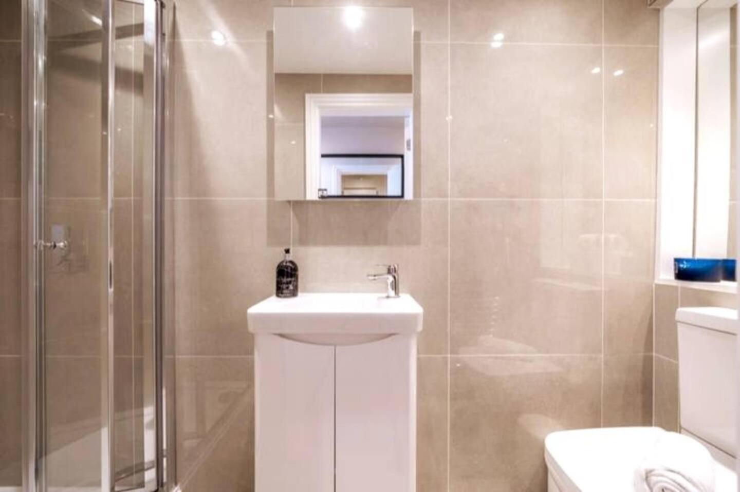 Niru Experience Jewel Of Ifield Road London