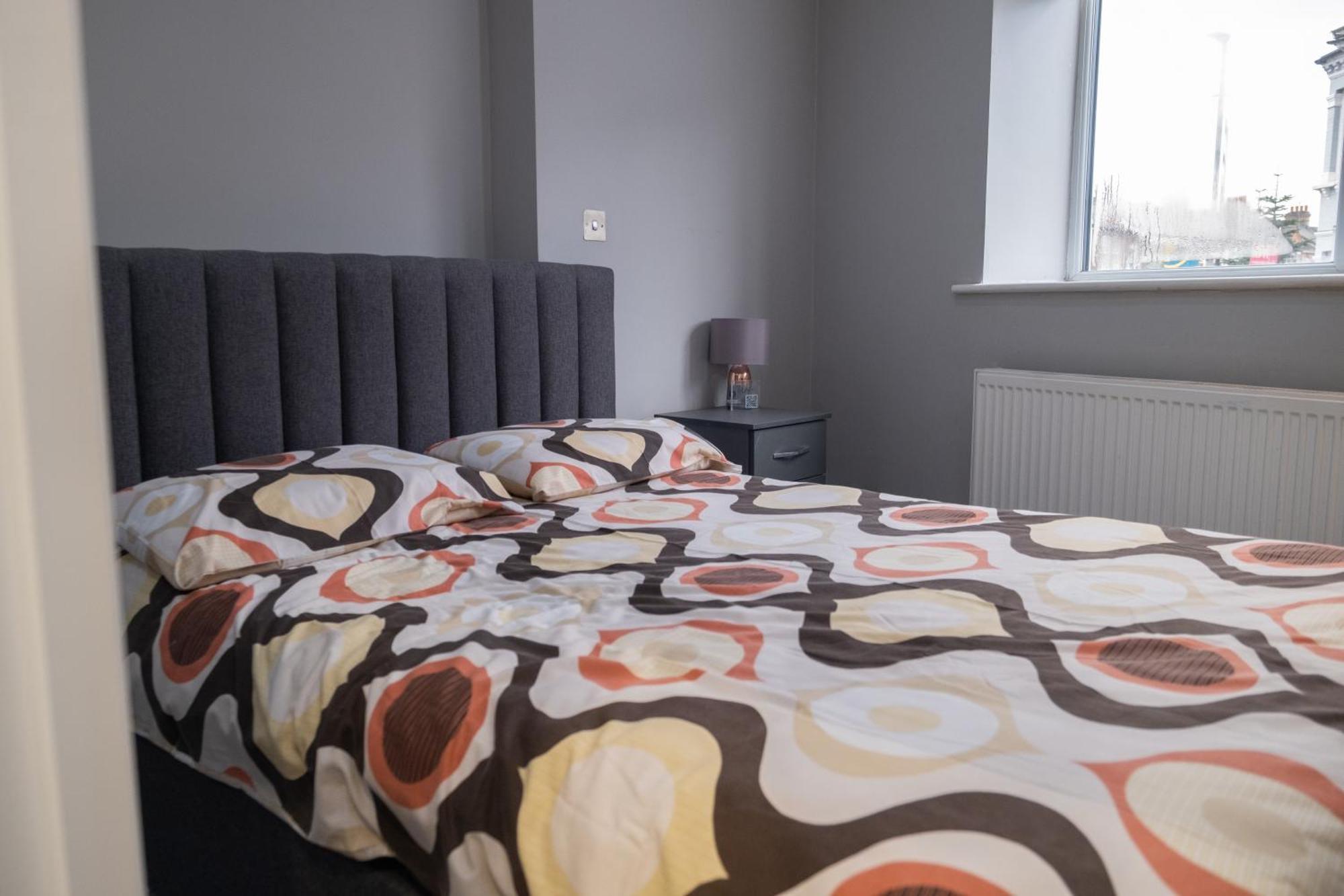 Spacious 2 Bed 2 Bath With Free Parking For 2 Cars And Underground Station Zone 2 For Quick Access To Up To 10 Guests * Londres